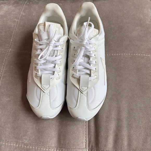 Nike White Cream Sneakers with Retro Design - Picture 3 of 7